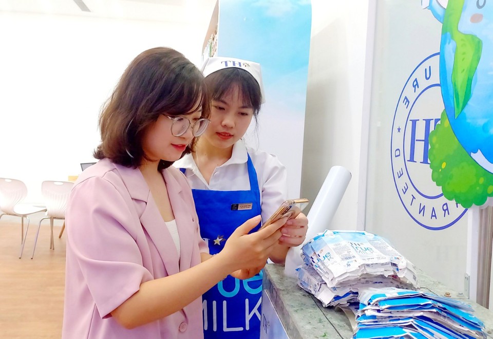 Chị Hiếu Ng&acirc;n được nh&acirc;n vi&ecirc;n hướng dẫn qu&eacute;t m&atilde; quay thưởng khi đến TH true mart tham gia chương tr&igrave;nh &ldquo;Thu gom vỏ hộp, lan tỏa sống xanh 2024&rdquo;