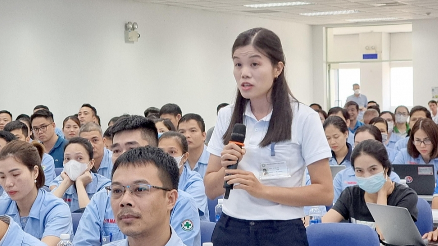 Ngo&agrave;i lao động n&ecirc;u &yacute; kiến tại hội nghị đối thoại với l&atilde;nh đạo TP H&agrave; Nội năm 2023