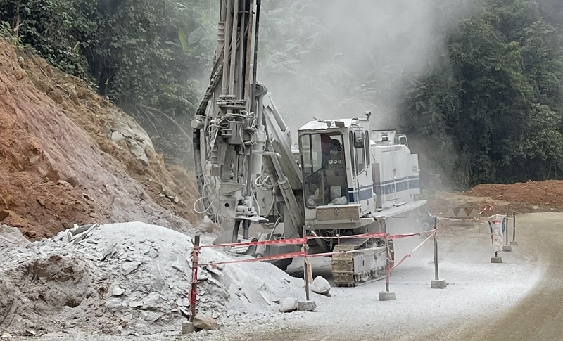 Tr&ecirc;n tuyến, nhiều m&aacute;y khoan đ&aacute; lớn hoạt động hết c&ocirc;ng suất mới c&oacute; thể đ&aacute;p ứng được tiến độ thi c&ocirc;ng dự &aacute;n