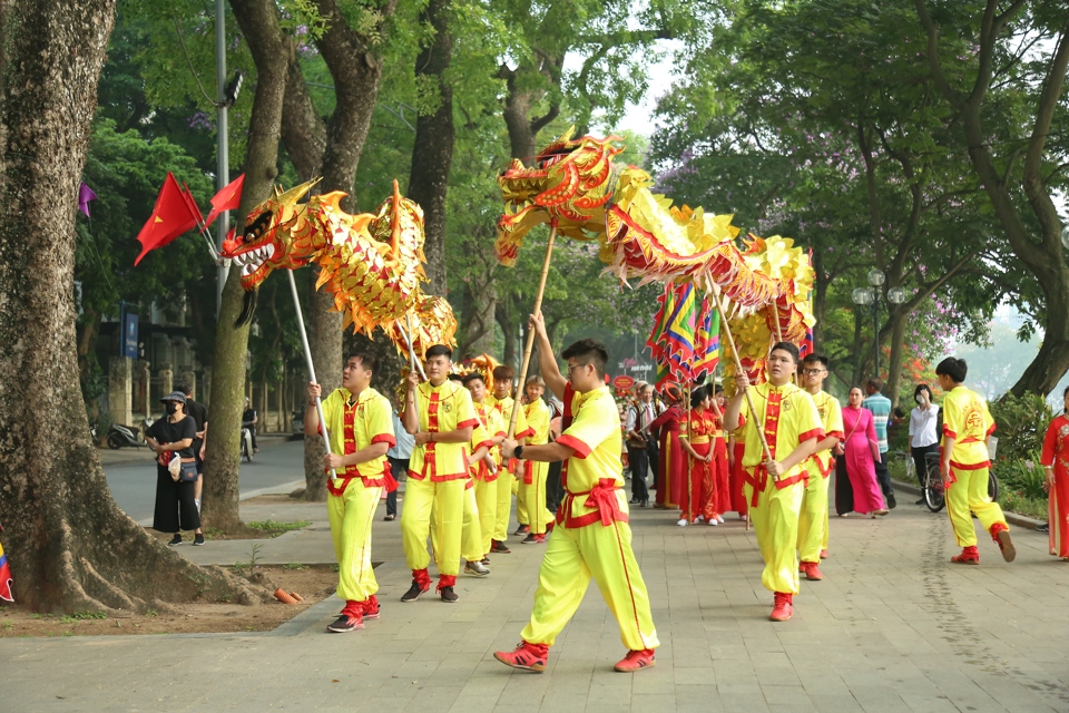 Đo&agrave;n rước tại lễ&nbsp;d&acirc;ng hương kỷ niệm 596 năm ng&agrave;y Vua L&ecirc; Th&aacute;i Tổ đăng quang