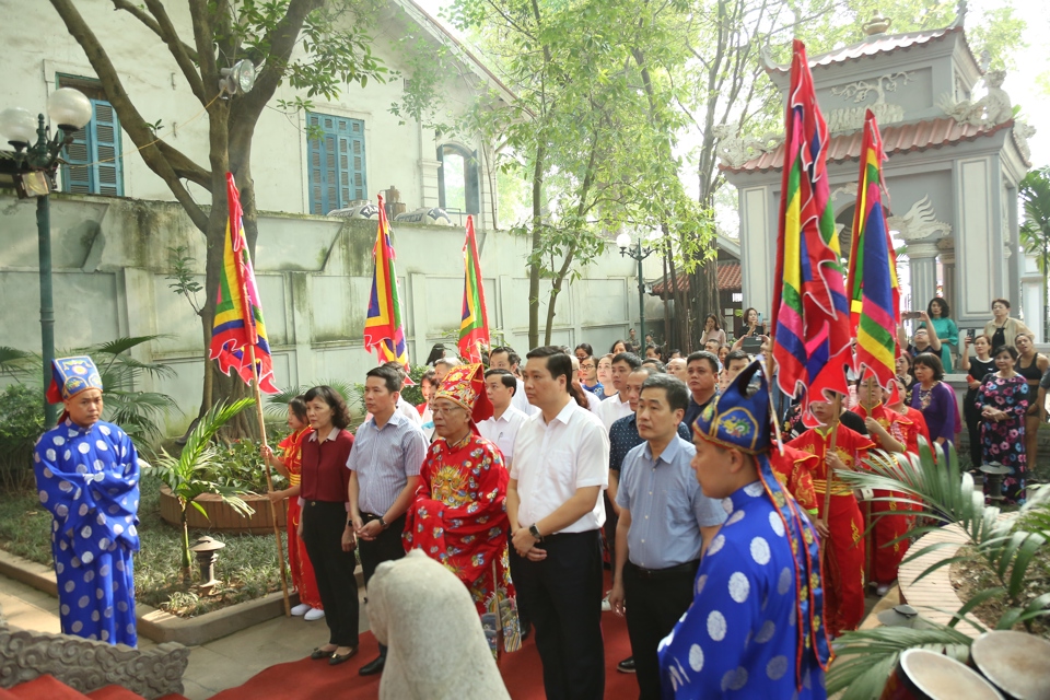 Đ&ocirc;ng đảo Nh&acirc;n d&acirc;n v&agrave; c&aacute;n bộ quận Ho&agrave;n Kiếm&nbsp;d&acirc;ng hương kỷ niệm 596 năm Ng&agrave;y vua L&ecirc; Th&aacute;i Tổ đăng quang v&agrave;o s&aacute;ng 22/5/2024.