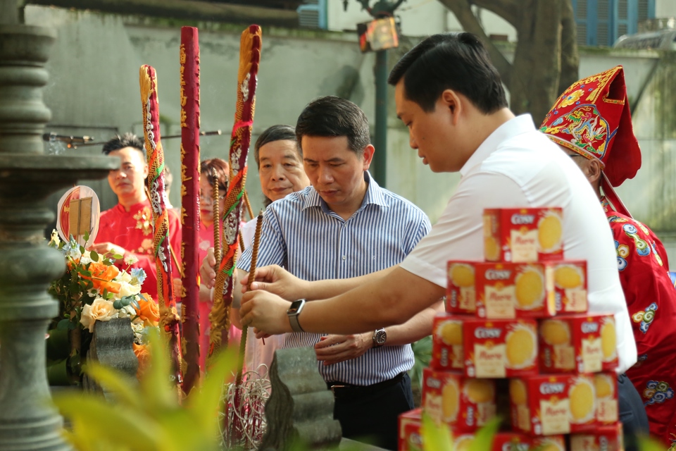 Ph&oacute; B&iacute; thư Thường trực Quận ủy Ho&agrave;n Kiếm Nguyễn Quốc Kh&aacute;nh, Chủ tịch UBND quận Phạm Tuấn Long d&acirc;ng hương&nbsp;kỷ niệm 596 năm Ng&agrave;y vua L&ecirc; Th&aacute;i Tổ đăng quang.