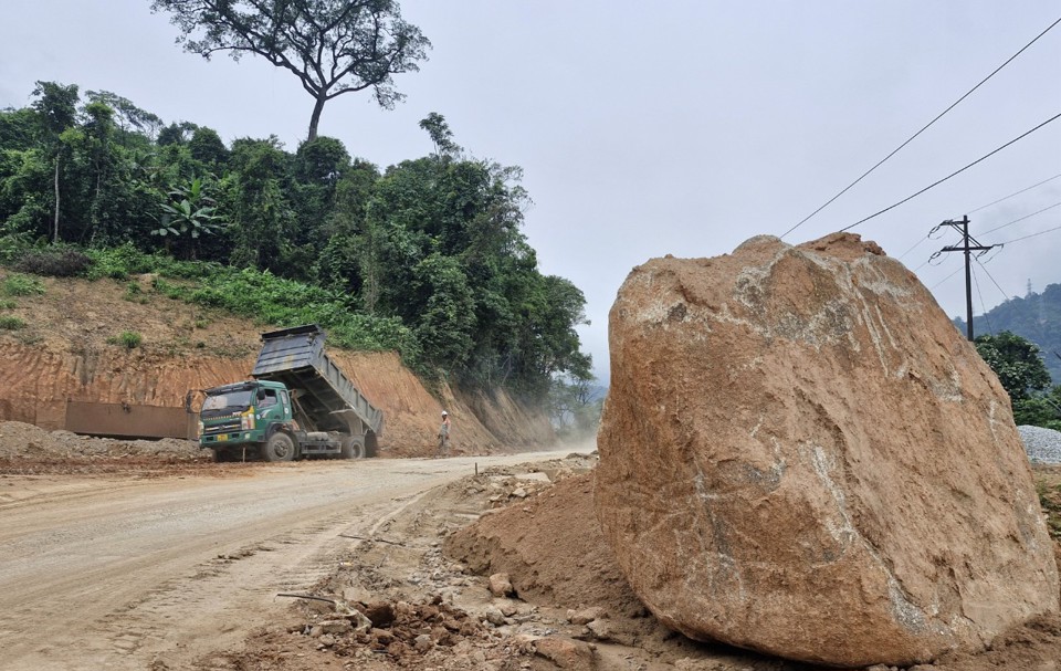 Tuy nhi&ecirc;n, do đặc th&ugrave; địa h&igrave;nh chật hẹp , rừng n&uacute;i, khe suối hiểm trở n&ecirc;n một số nơi c&aacute;c tảng đ&aacute; lớn đ&ocirc;i khi chưa được giải ph&oacute;ng kịp thời, ảnh hưởng đến tầm nh&igrave;n của người v&agrave; phương tiện tham gia giao th&ocirc;ng