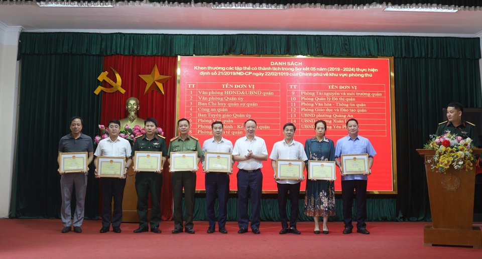 Ph&oacute; B&iacute; thư Thường trực Quận uỷ T&acirc;y Hồ Nguyễn L&ecirc; Ho&agrave;ng trao khen thưởng cho c&aacute;c tập thể c&oacute; th&agrave;nh t&iacute;ch xuất sắc, trong việc thực hiện Nghị định 21/2019/NĐ-CP&nbsp;của Ch&iacute;nh phủ.