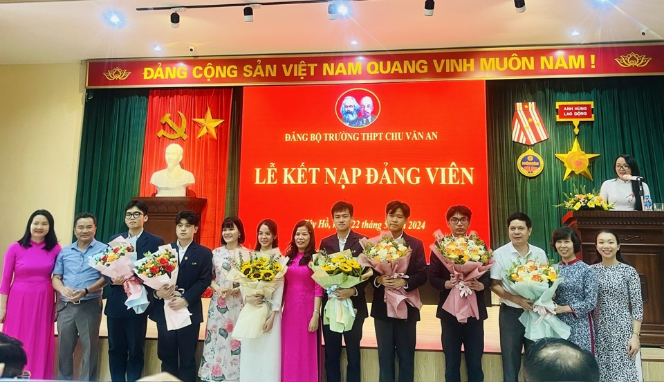 Đảng bộ Trường THPT Chu Văn An chúc mừng 6 đảng viên là học sinh lớp 12 của trường