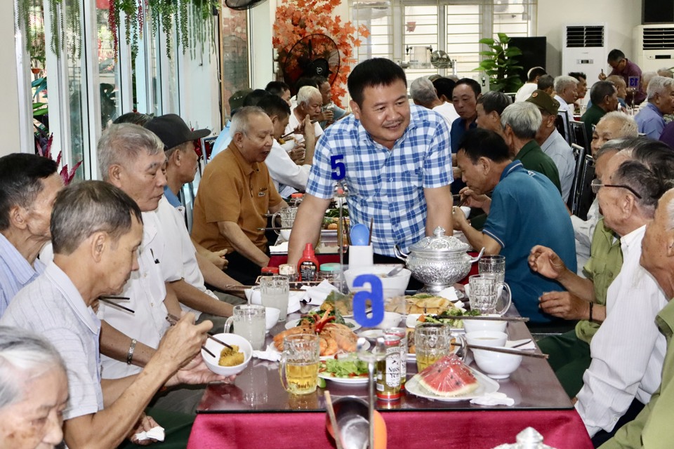 Giám đốc Trung tâm Điều dưỡng người có công số II Hà Nội Nguyễn Văn Triệu trò chuyện với người có công trong bữa ăn. Ảnh: Trần Oanh