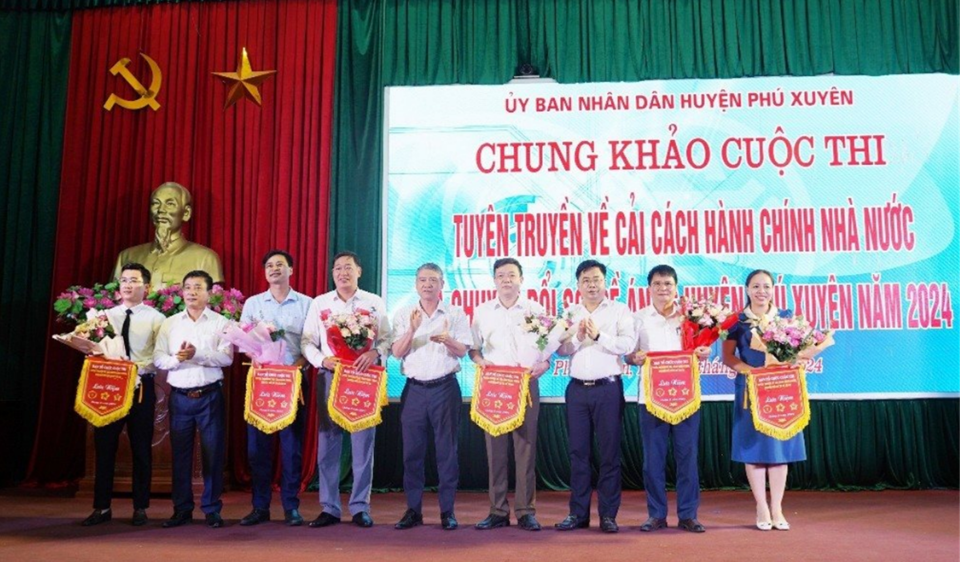 L&atilde;nh đạo huyện Ph&uacute; Xuy&ecirc;n tặng Cờ lưu niệm cho c&aacute;c đội tham dự cuộc thi.