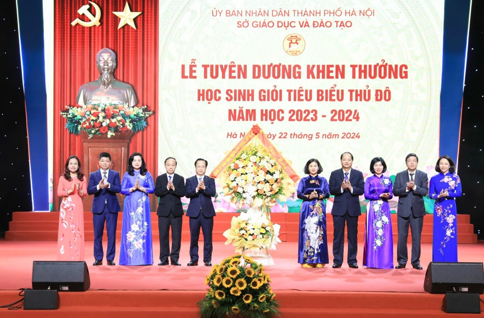 Đại diện lãnh đạo HĐND - UBND TP Hà Nội tặng lẵng hoa chúc mừng thành tích của ngành GD&ĐT Hà Nội, năm học 2023 - 2024