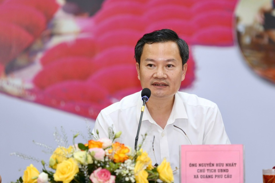 Chủ tịch UBND x&atilde; Quảng Ph&uacute; Cầu Nguyễn Hữu Nhất trao đổi tại toạ đ&agrave;m