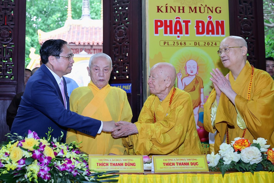 Thủ tướng Ch&iacute;nh phủ Phạm Minh Ch&iacute;nh với chức sắc, tăng ni, Phật tử tại ch&ugrave;a Qu&aacute;n Sứ, H&agrave; Nội - Ảnh: VGP/Nhật Bắc