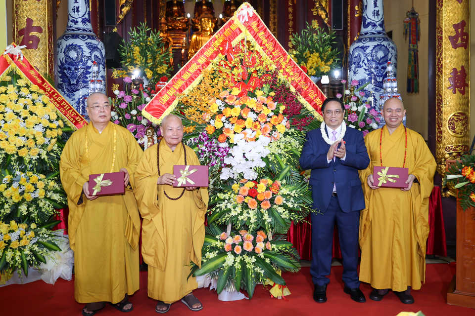 Thủ tướng ch&uacute;c mừng c&aacute;c th&agrave;nh vi&ecirc;n Hội đồng Trị sự Gi&aacute;o hội Phật gi&aacute;o Việt Nam nh&acirc;n dịp Đại lễ Phật đản - Ảnh: VGP/Nhật Bắc