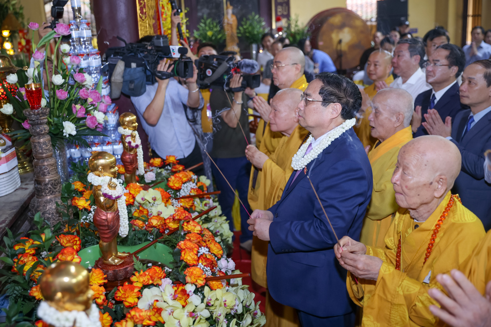 Thủ tướng c&ugrave;ng Hội đồng Trị sự Gi&aacute;o hội Phật gi&aacute;o Việt Nam thắp hương cầu cho quốc th&aacute;i d&acirc;n an - Ảnh: VGP/Nhật Bắc