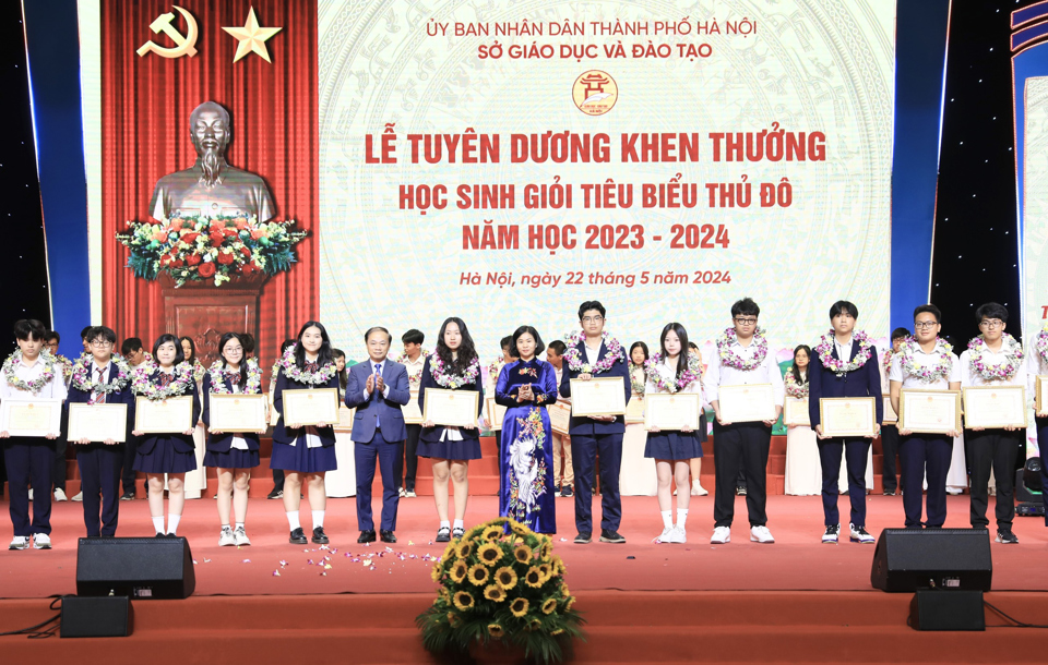 Phó Trưởng ban Thường trực Ban Dân vận T.Ư Phạm Tất Thắng, Phó Bí thư Thường trực Thành ủy Hà Nội Nguyễn Thị Tuyến trao thưởng cho học sinh đạt thành tích quốc tế. Ảnh: Phạm Hùng