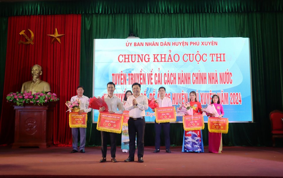 L&atilde;nh đạo huyện Ph&uacute; Xuy&ecirc;n trao giải tại chung khảo cuộc thi.