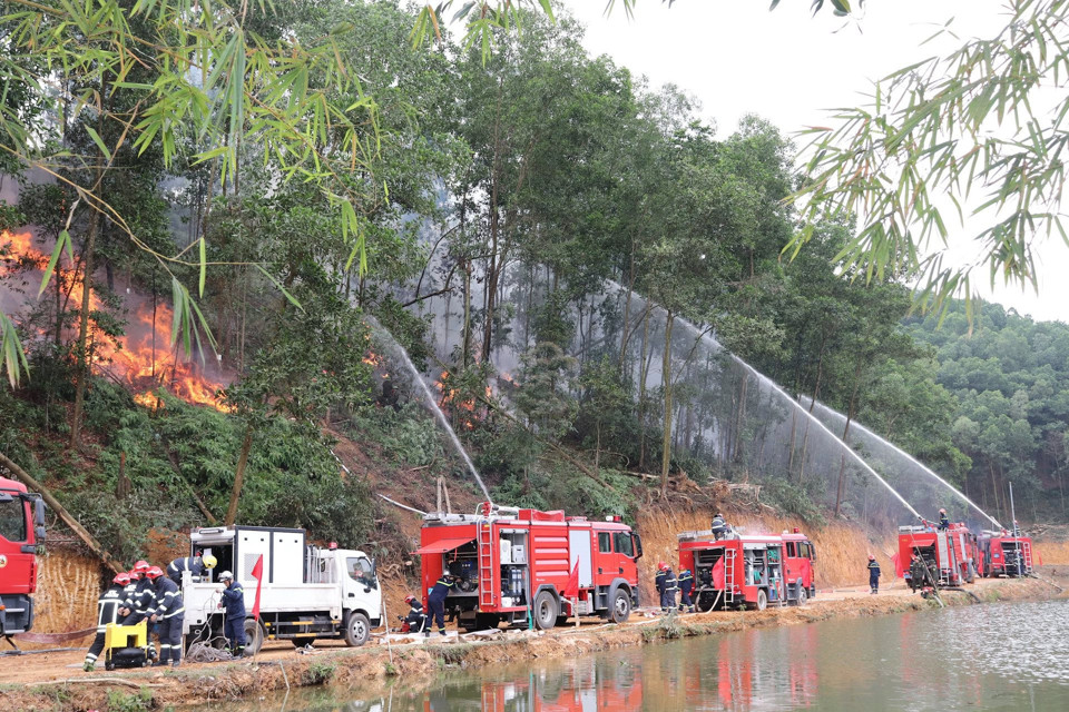 Lực lượng chức năng diễn tập chống cháy rừng tại huyện BaVì. Ảnh:Ngọc Ánh