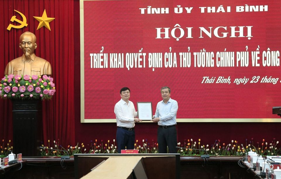 Thừa ủy quyền của Thủ tướng Ch&iacute;nh phủ, đồng ch&iacute; Ng&ocirc; Đ&ocirc;ng Hải, Ủy vi&ecirc;n Ban Chấp h&agrave;nh Trung ương Đảng, B&iacute; thư Tỉnh ủy trao Quyết định của Thủ tướng Ch&iacute;nh phủ ph&ecirc; chuẩn kết quả bầu chức vụ Ph&oacute; Chủ tịch UBND tỉnh Th&aacute;i B&igrave;nh nhiệm kỳ 2021 - 2026. Ảnh TĐ