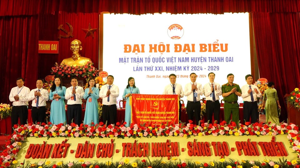 Ban chấp h&agrave;nh Đảng bộ huyện Thanh Oai trao tặng bức trướng "Đo&agrave;n kết &ndash; D&acirc;n chủ - Tr&aacute;ch nhiệm &ndash; S&aacute;ng tạo &ndash; Ph&aacute;t triển, x&acirc;y dựng huyện Thanh Oai gi&agrave;u đẹp, văn minh&rdquo;&nbsp; cho Ủy ban MTTQ Việt Nam huyện Thanh Oai.