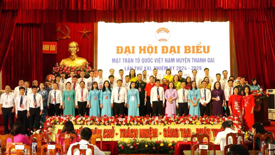 Ủy vi&ecirc;n Uỷ ban MTTQ&nbsp; Việt Nam huyện Thanh Oai nhiệm kỳ 2019-2024 ra mắt tại Đại hội.