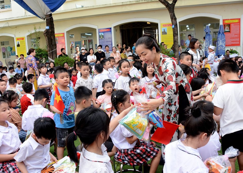 Cô giáo Nguyễn Phương Hoa với các em học sinh trong ngày khai giảng năm học mới.