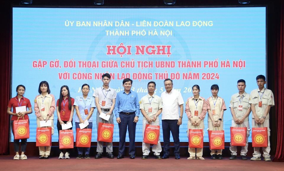 Chủ tịch UBND TP H&agrave; Nội Trần Sỹ Thanh tặng qu&agrave; cho c&ocirc;ng nh&acirc;n, người lao động.&nbsp;