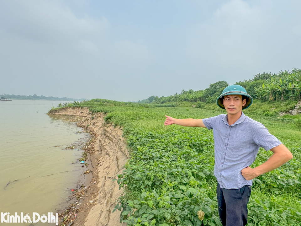 C&aacute;n bộ địa ch&iacute;nh x&atilde; Minh Ch&acirc;u cũng ngỡ ng&agrave;ng khi những m&eacute;t đất hoa m&agrave;u của người d&acirc;n bị mất do sạt lở.