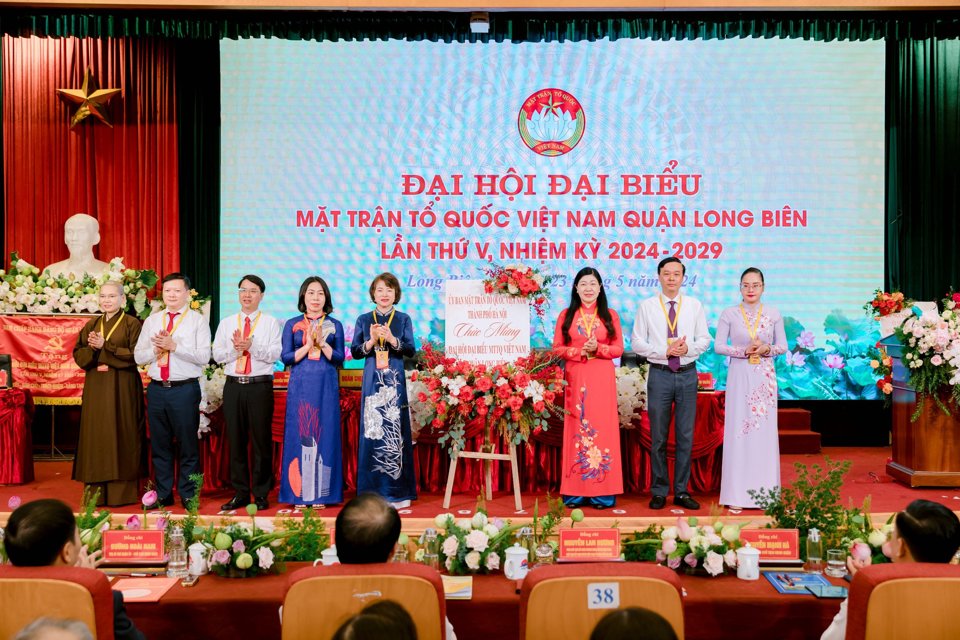 Đại diện l&atilde;nh đạo MTTQ TP H&agrave; Nội ch&uacute;c mừng Đại hội&nbsp; MTTQ quận Long Bi&ecirc;n lần thứ V, nhiệm kỳ 2024 - 2029. Ảnh: Phạm Linh