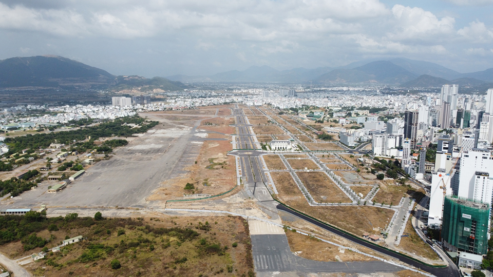 To&agrave;n cảnh khu đất s&acirc;n bay Nha Trang cũ. (Ảnh: Trung Nh&acirc;n)