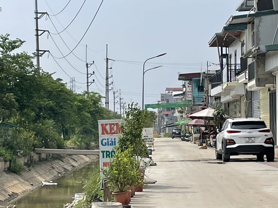 Dự &aacute;n&nbsp;x&acirc;y dựng đường gom k&ecirc;nh T&acirc;y giai đoạn 1 đ&atilde; cơ bản ho&agrave;n th&agrave;nh gi&uacute;p người d&acirc;n đi lại thuận tiện