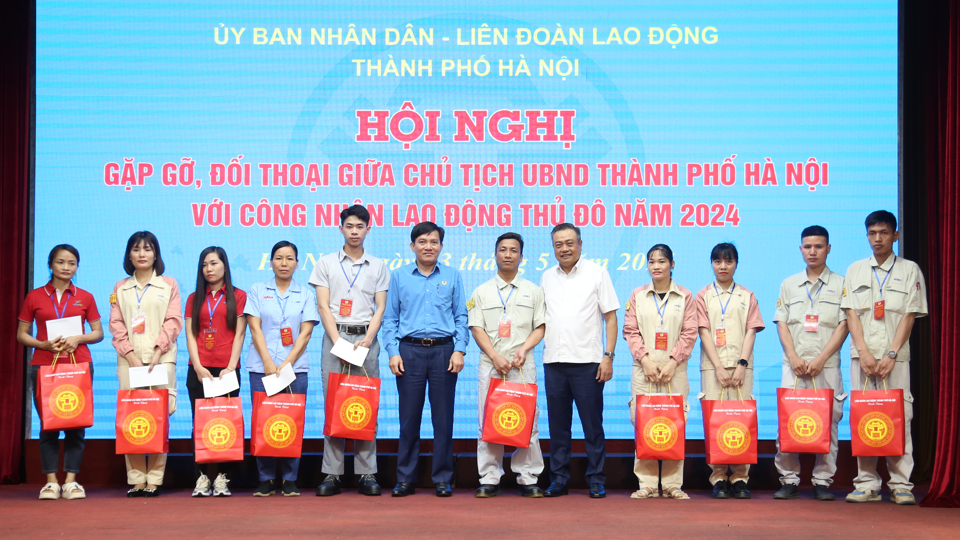 Ủy viên T.Ư Đảng, Phó Bí thư Thành ủy, Chủ tịch UBNDTP Hà Nội Trần Sỹ Thanh tặng quà cho công nhân, người lao động. Ảnh: Phạm Hùng