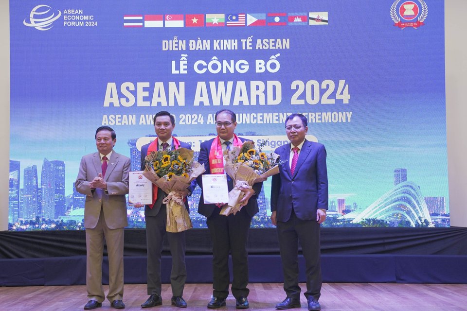 Đại diện Amway Việt Nam (thứ 2, b&ecirc;n tr&aacute;i qua) nhận giải tại Lễ c&ocirc;ng bố ASEAN Award 2024