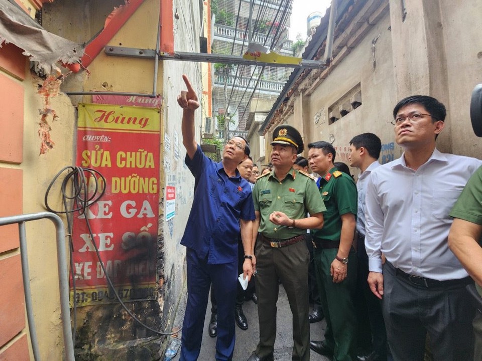 Ph&oacute; Chủ tịch Quốc hội Trần Quang Phương tại hiện trường vụ việc.