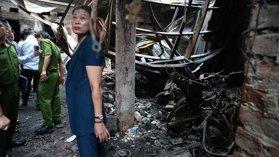 Hình ảnh mới nhất hiện trường cháy khiến 14 người tử vong ở phố Trung Kính - Ảnh 6