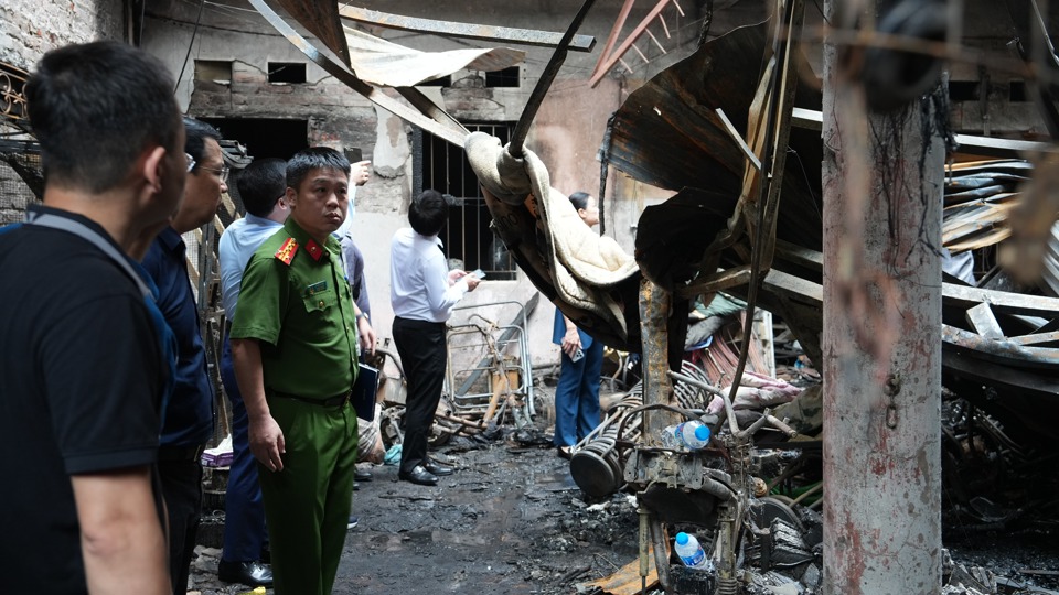 Hình ảnh mới nhất hiện trường cháy khiến 14 người tử vong ở phố Trung Kính - Ảnh 5