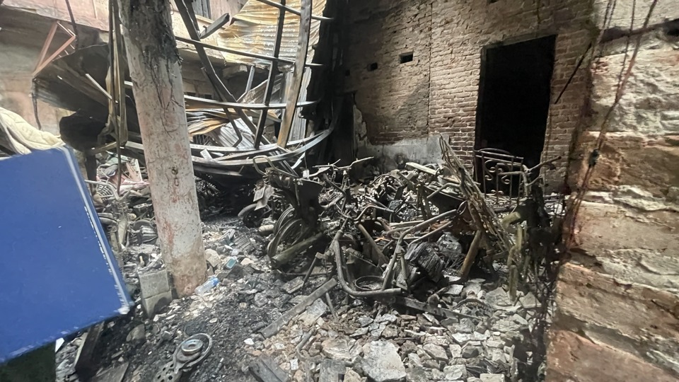 Hình ảnh mới nhất hiện trường cháy khiến 14 người tử vong ở phố Trung Kính - Ảnh 9