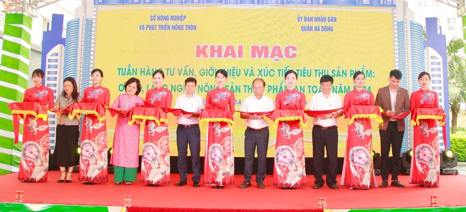 C&aacute;c đại biểu cắt băng khai mạc tuần lễ.