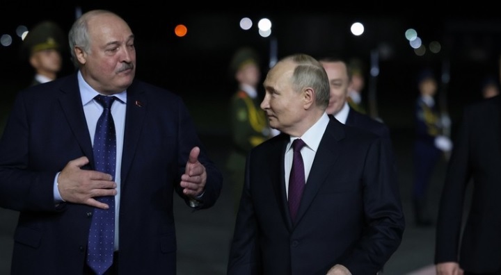 Tổng thống Belarus Alexander Lukashenko đ&oacute;n người đồng cấp Nga Vladimir Putin tại s&acirc;n bay quốc gia Minsk, ng&agrave;y 23/5/2024. Ảnh: Sputnik