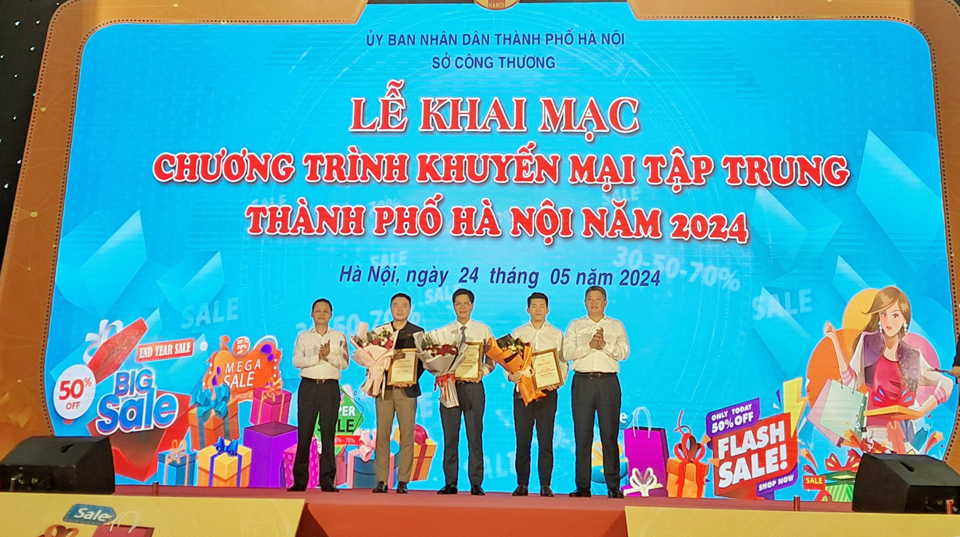 L&atilde;nh đạo TP H&agrave; Nội tặng hoa cho những doanh nghiệp đồng h&agrave;nh c&ugrave;ng sự kiện. Ảnh: Ho&agrave;i Nam