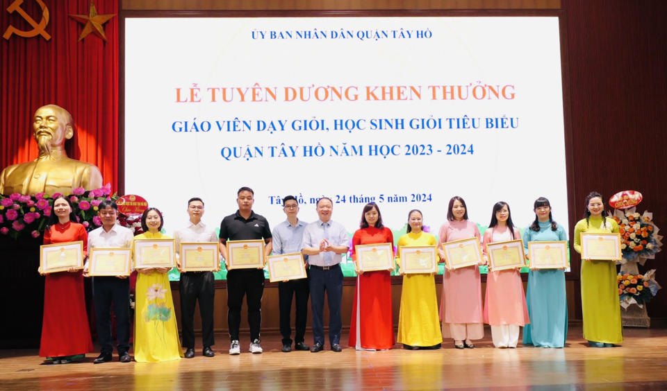 Ph&oacute; B&iacute; thư Thường trực Quận uỷ T&acirc;y Hồ Nguyễn L&ecirc; Ho&agrave;ng trao thưởng cho c&aacute;c gi&aacute;o vi&ecirc;n ti&ecirc;u biểu trong phong tr&agrave;o thi đua dạy tốt.