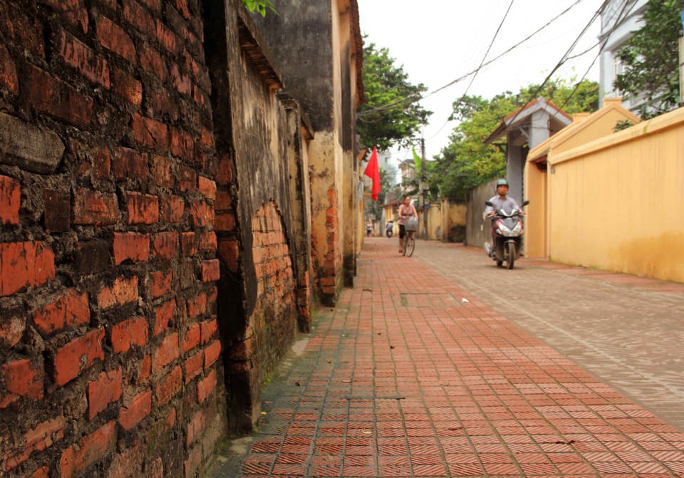 Cổng làng Yên Thái, đường Thụy Khê, quận Tây Hồ (Ảnh nhỏ) và Đường xóm 2, phường Đông Ngạc, quận Bắc Từ Liêm. Ảnh: Phạm Hùng