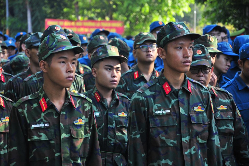 Lực lượng vũ trang TP Hồ Ch&iacute; Minh tham gia dọn r&aacute;c tr&ecirc;n k&ecirc;nh.