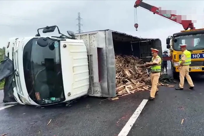 Lực lượng chức năng nhanh ch&oacute;ng c&oacute; mặt để dọn gỗ dăm. Ảnh: CACC