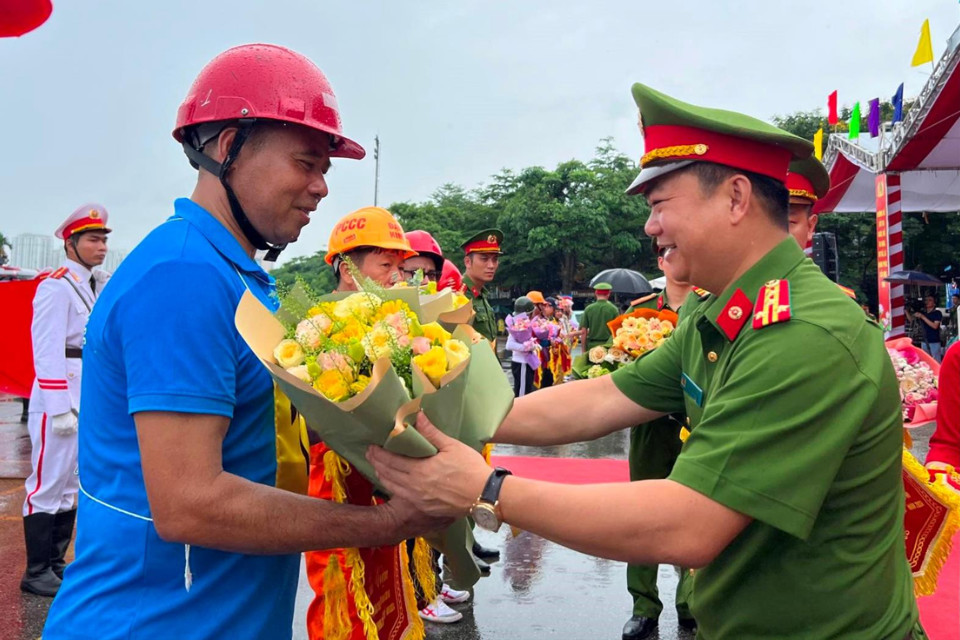 L&atilde;nh đạo C&ocirc;ng an TP tặng hoa v&agrave; động vi&ecirc;n c&aacute;c đội trước khi bước v&agrave;o thi đấu.