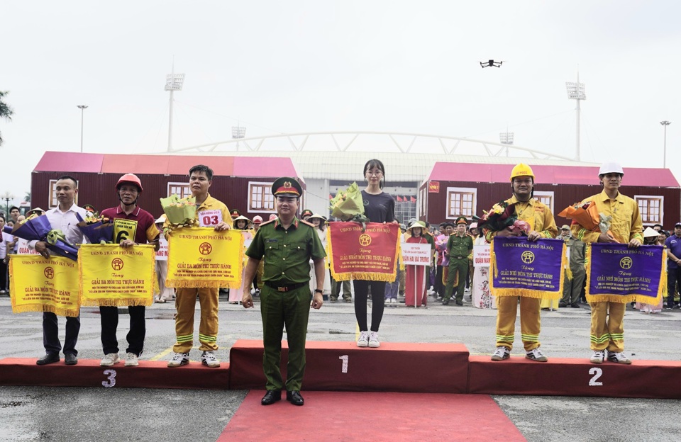 Ban tổ chức đ&atilde; trao giải Nhất to&agrave;n đo&agrave;n cho Tổ li&ecirc;n gia an to&agrave;n PCCC quận Ba Đ&igrave;nh.