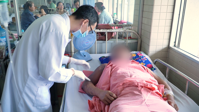Nạn nh&acirc;n trong vụ bị tạt axit ở quận 7 (TP Hồ Ch&iacute; Minh), đang được cấp cứu tại Bệnh viện Chợ Rẫy. Ảnh: Bệnh viện cung cấp.