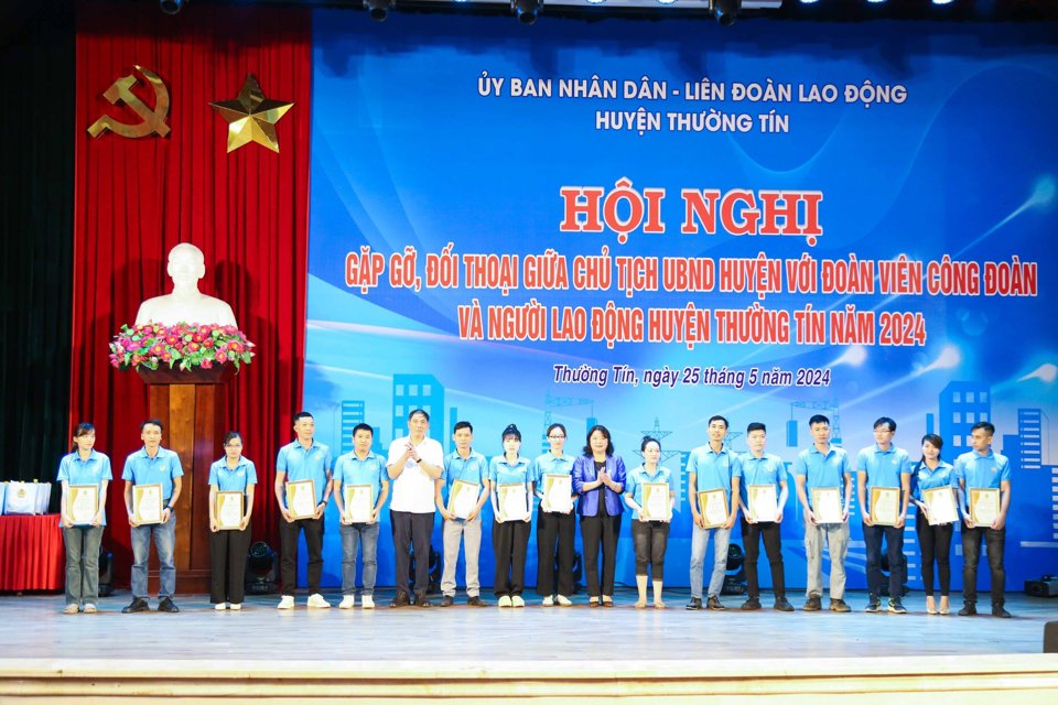 L&atilde;nh đạo c&aacute;c đơn vị trao tặng quà cho c&ocirc;ng nh&acirc;n, người lao đ&ocirc;̣ng.