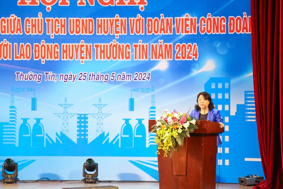 Ph&oacute; Chủ tịch Li&ecirc;n đo&agrave;n Lao động TP H&agrave; Nội Nguyễn Thị Thu Thuỷ ph&aacute;t biểu tại buổi đối thoại.