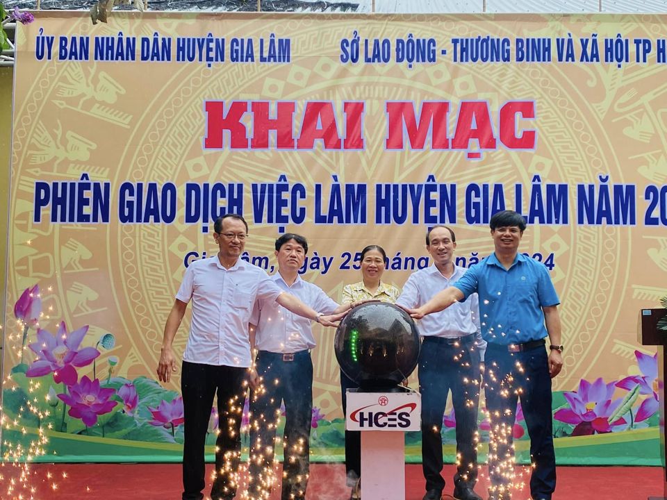 C&aacute;c đại biểu nhấn n&uacute;t khai mạc phi&ecirc;n giao dịch việc l&agrave;m huyện Gia L&acirc;m năm 2024.