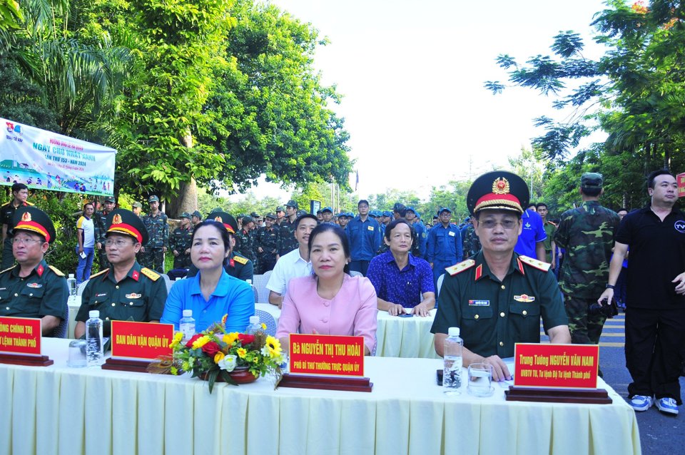 Trung tướng Nguyễn Văn Nam - Tư lệnh Bộ Tư lệnh TP Hồ Ch&iacute; Minh v&agrave; l&atilde;nh đạo quận G&ograve; Vấp tại buổi lễ.