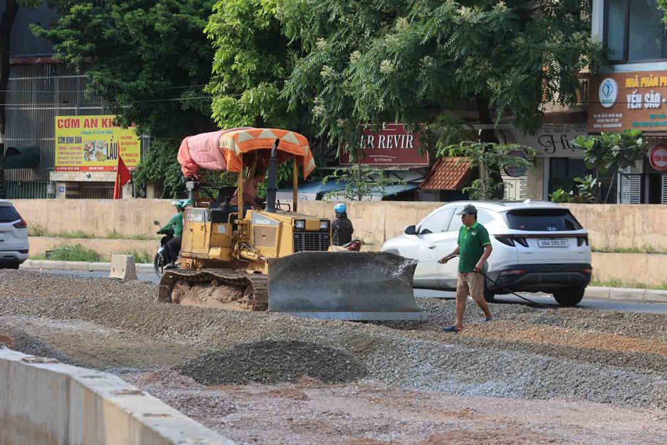 M&aacute;y m&oacute;c, c&ocirc;ng nh&acirc;n l&agrave;m việc tr&ecirc;n c&ocirc;ng trường dự &aacute;n mở rộng đường &Acirc;u Cơ - Nghi T&agrave;m (H&agrave; Nội). Ảnh: Hữu Ch&aacute;nh