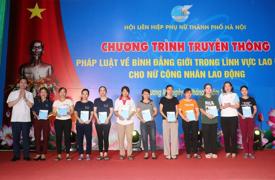 Tại chương tr&igrave;nh, Hội LHPN TP H&agrave; Nội đ&atilde; tặng qu&agrave; tới 10 nữ CNLĐ c&oacute; ho&agrave;n cảnh kh&oacute; khăn, v&agrave; 10 ch&aacute;u học sinh con của nữ CNLĐ vượt kh&oacute; học giỏi